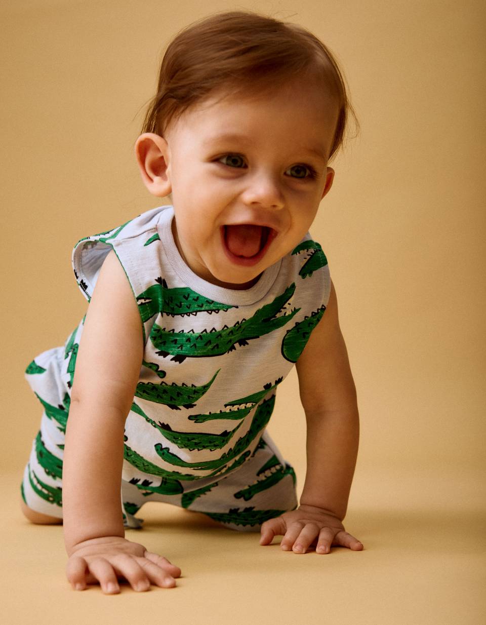Комплект из майки и шорт для малышей комплект из блузки и шорт для малышей