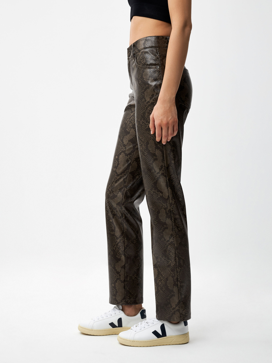 Прямые брюки из экокожи с текстурой под рептилию, фото - 4