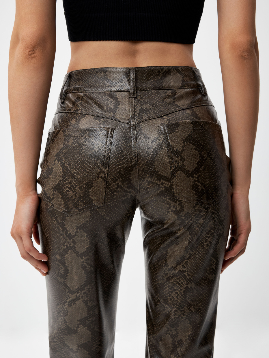 Прямые брюки из экокожи с текстурой под рептилию, фото - 6