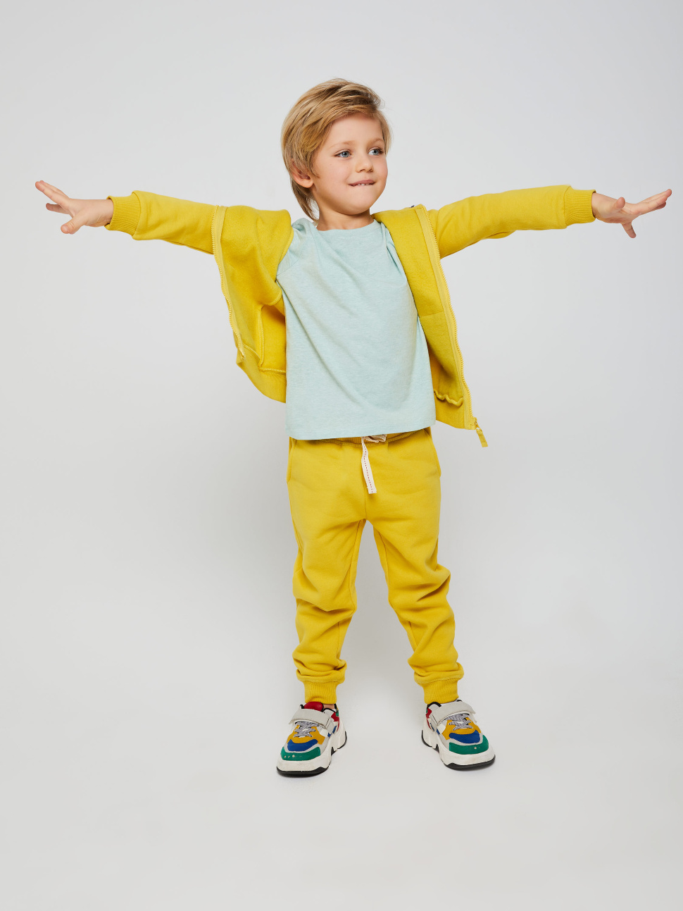 Купить желтые мальчику. Желтые брюки на мальчика. Образ для мальчика с желтым. Мальчик в желтом. Летние детские костюмы желтые для мальчиков.