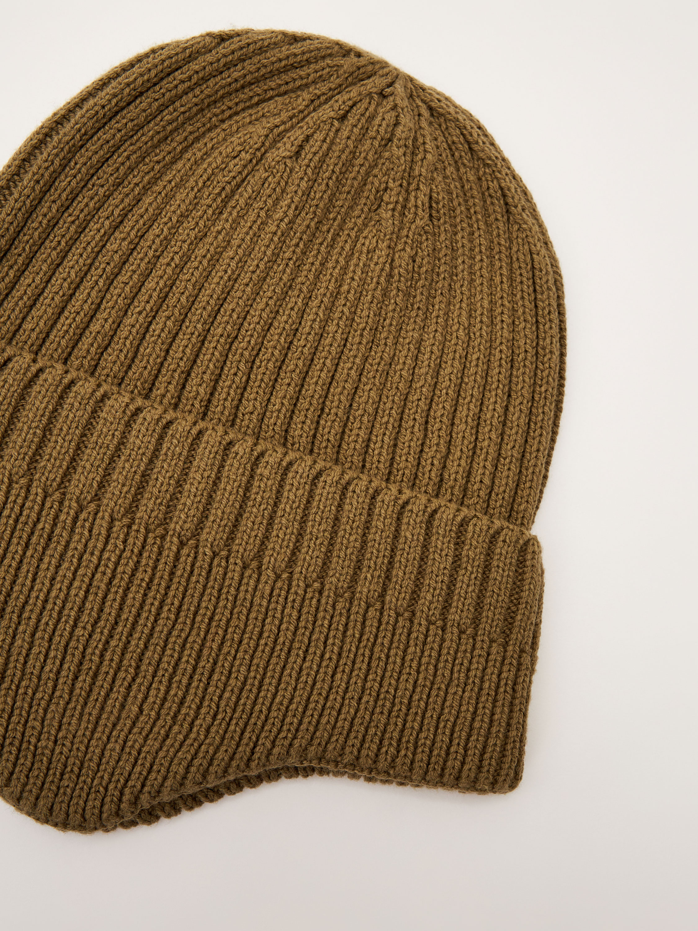 Вязание шапок спицами 2024 для женщин с описанием, модные шапочки, новинки с отворотом на зиму