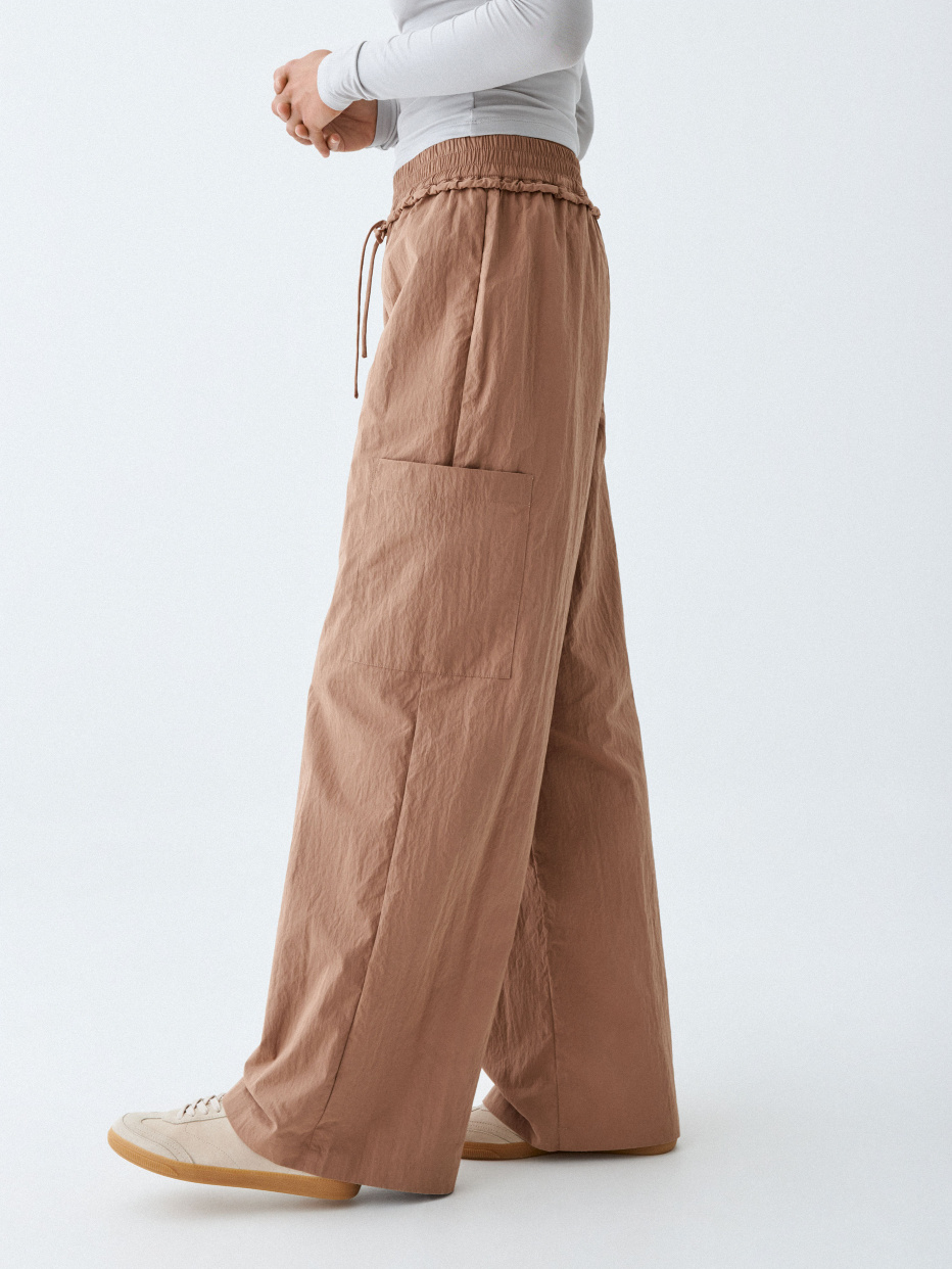 Широкие брюки на резинке из технологичной ткани, фото - 4
