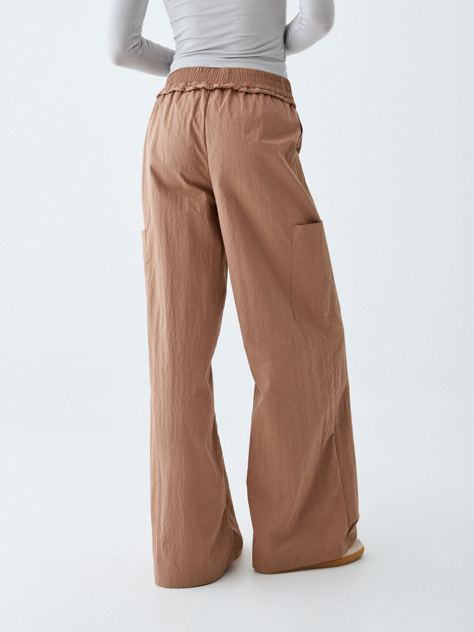 Широкие брюки на резинке из технологичной ткани, фото - 5