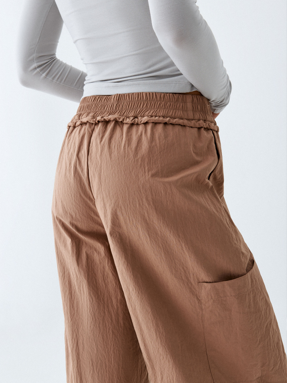 Широкие брюки на резинке из технологичной ткани, фото - 6