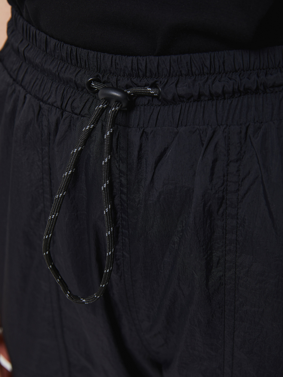 Нейлоновые брюки с накладными карманами, фото - 3