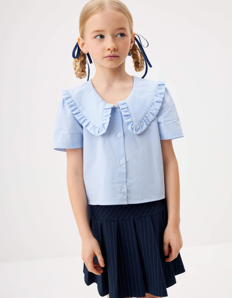 Укороченная блузка с нарядным воротником для девочек