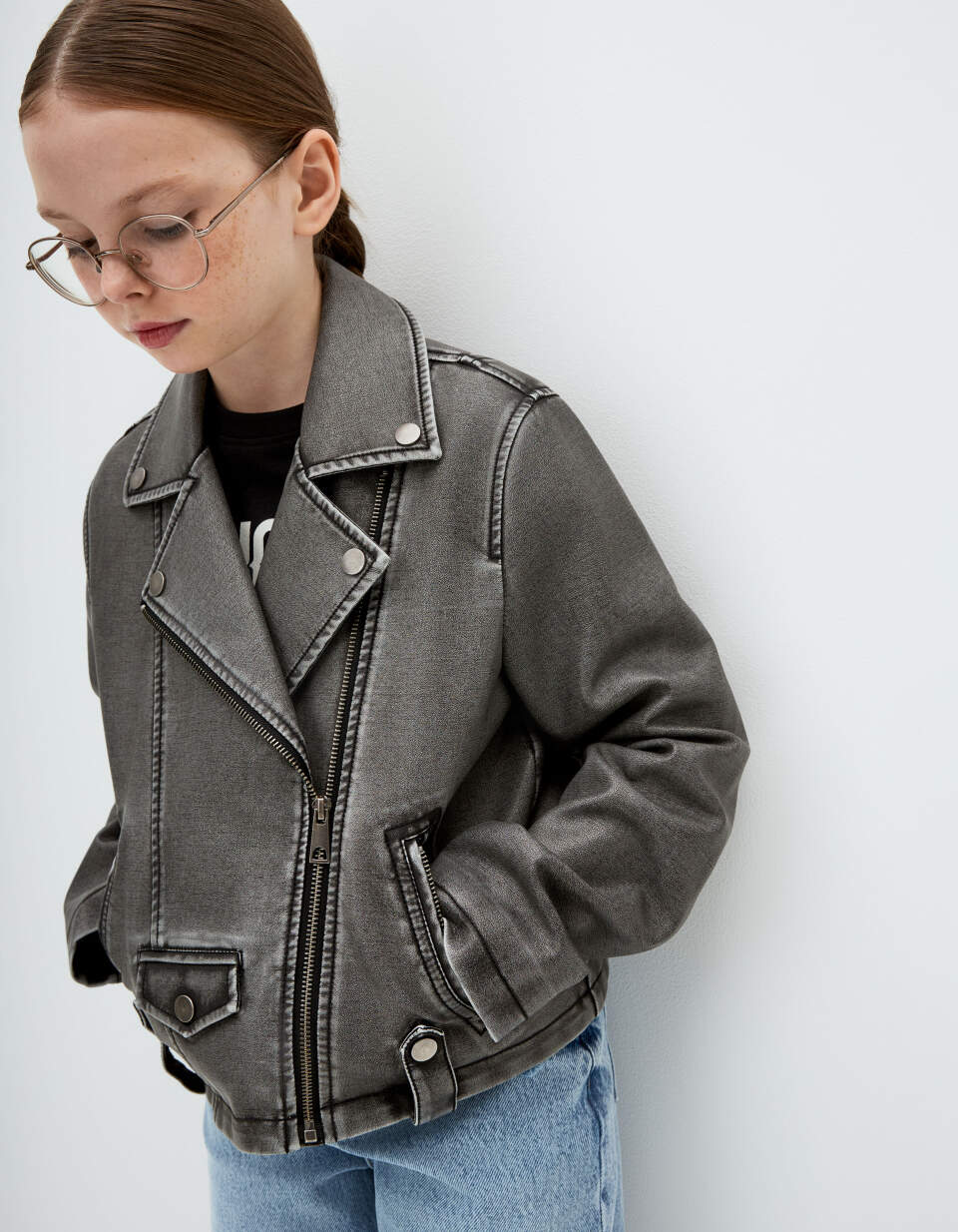 Короткая куртка-косуха с состаренным эффектом для девочек