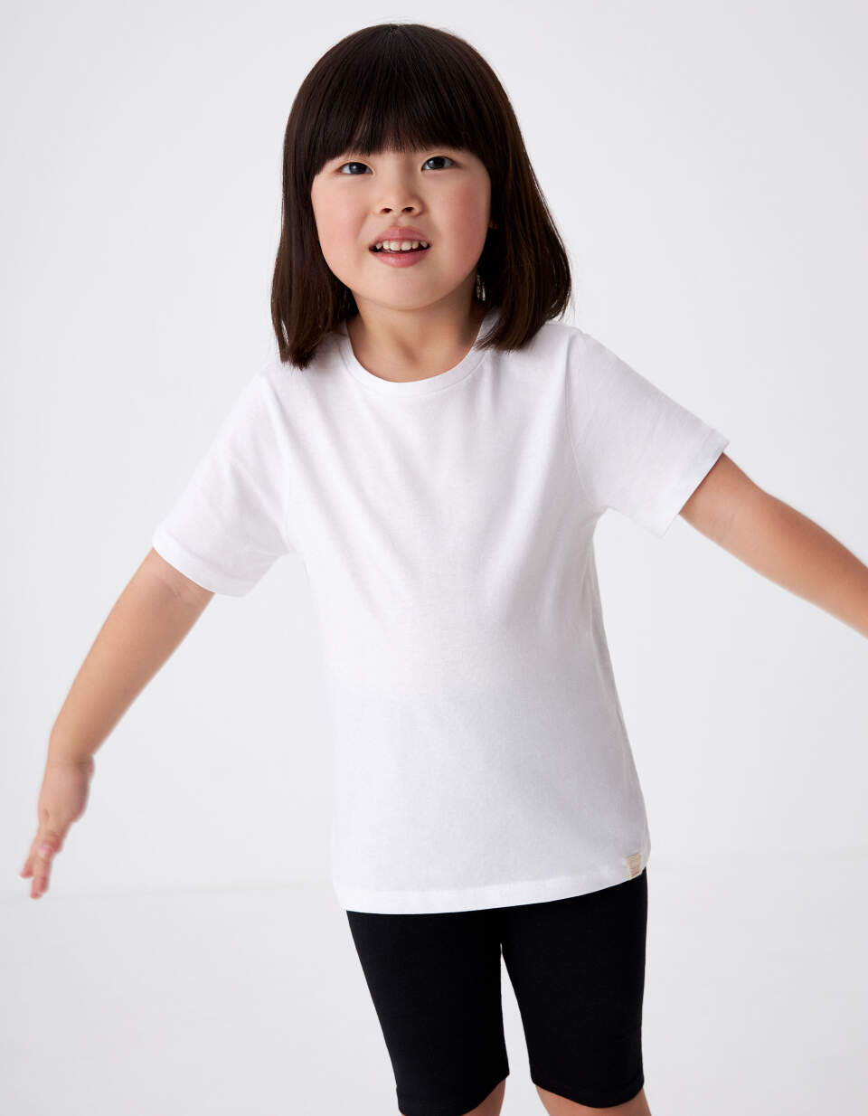 Базовая белая футболка для девочек